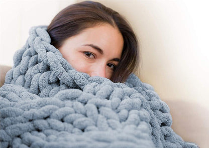 Kraftigt strikket plaid med struktur og kabelstrik til sofa, seng og hjem