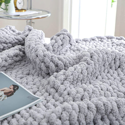 Kraftigt strikket plaid med struktur og kabelstrik til sofa, seng og hjem