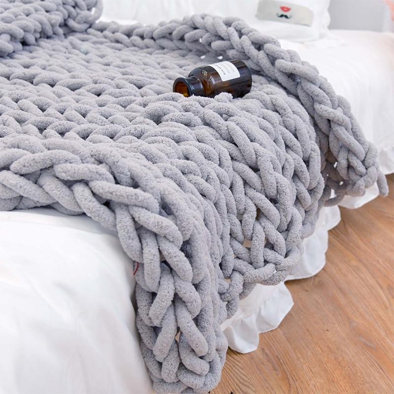 Kraftigt strikket plaid med struktur og kabelstrik til sofa, seng og hjem