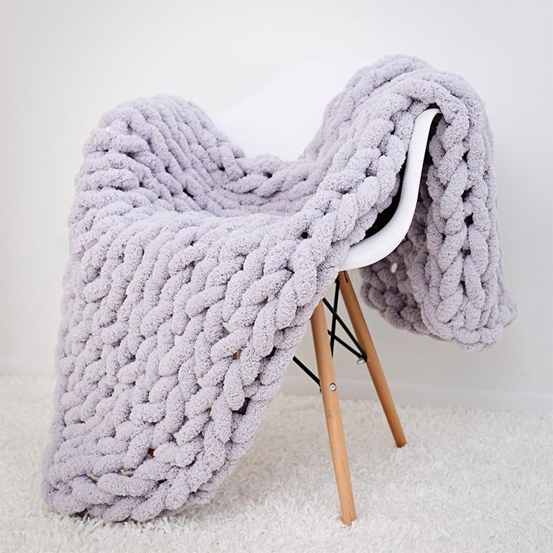 Kraftigt strikket plaid med struktur og kabelstrik til sofa, seng og hjem