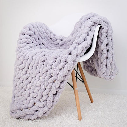 Kraftigt strikket plaid med struktur og kabelstrik til sofa, seng og hjem