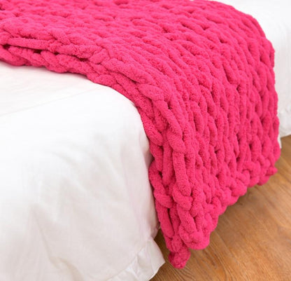 Kraftigt strikket plaid med struktur og kabelstrik til sofa, seng og hjem