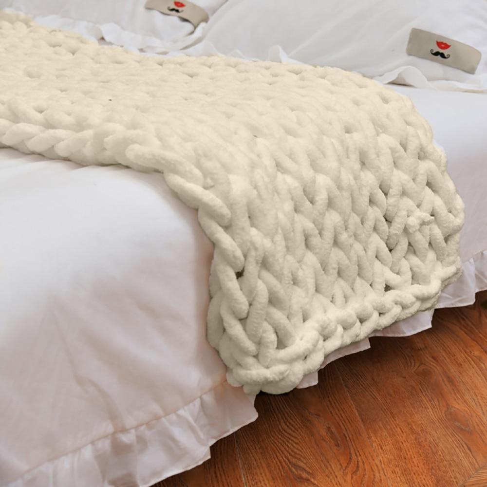 Kraftigt strikket plaid med struktur og kabelstrik til sofa, seng og hjem