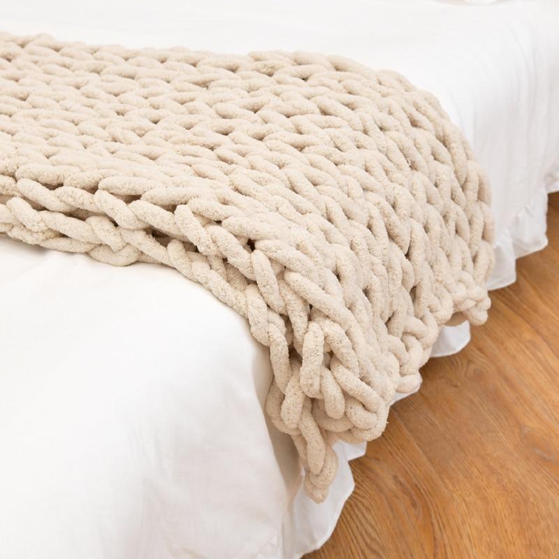 Kraftigt strikket plaid med struktur og kabelstrik til sofa, seng og hjem