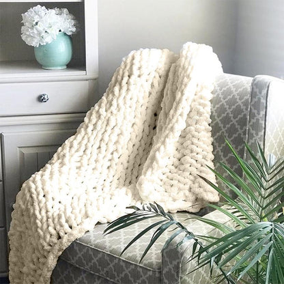 Kraftigt strikket plaid med struktur og kabelstrik til sofa, seng og hjem
