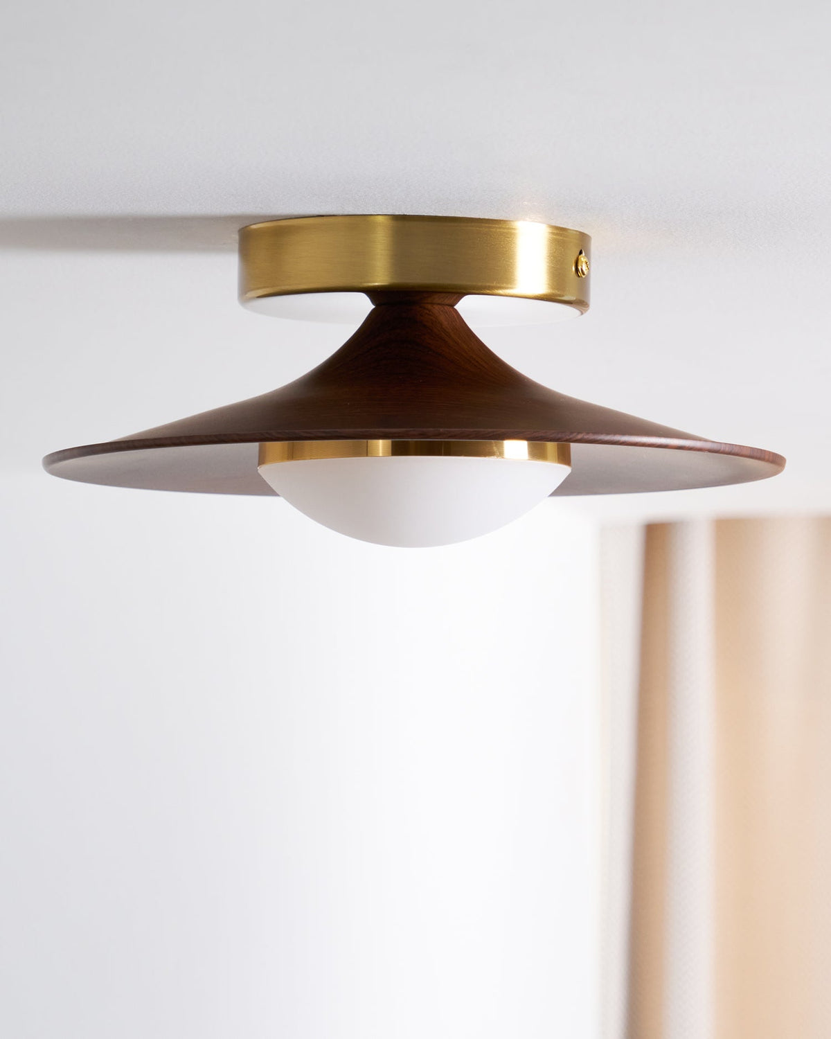 Kompakt LED-loftslampe til planmontering med moderne valnødde- og gulddesign