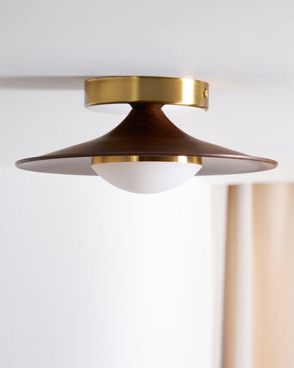 Kompakt LED-loftslampe til planmontering med moderne valnødde- og gulddesign