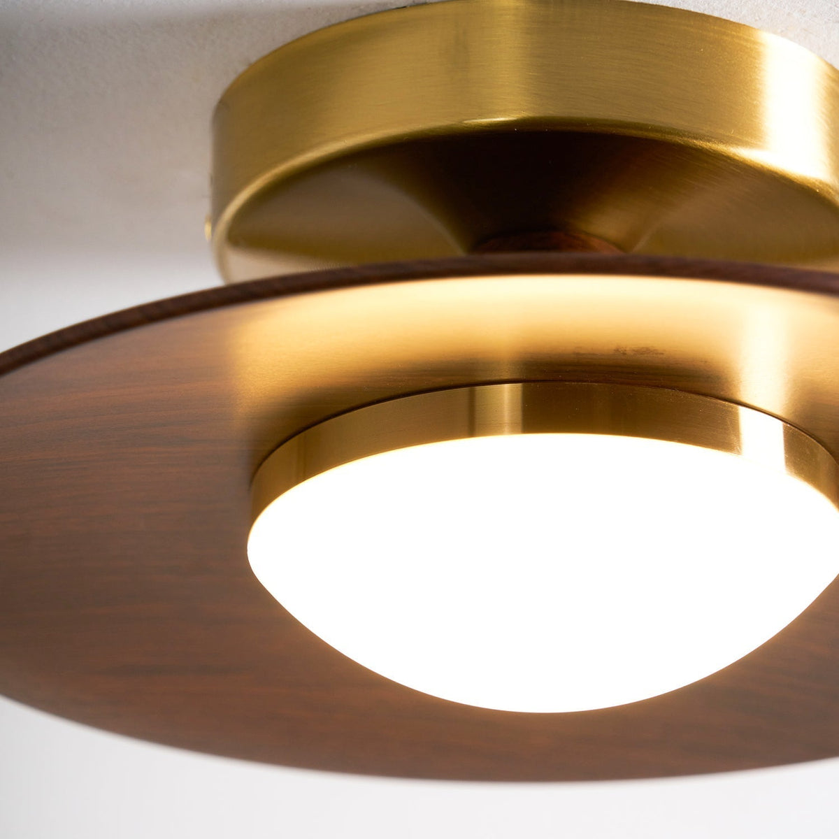 Kompakt LED-loftslampe til planmontering med moderne valnødde- og gulddesign