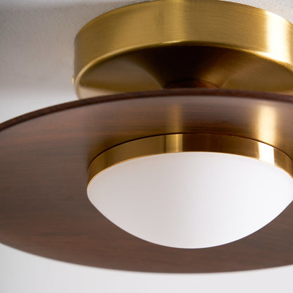 Kompakt LED-loftslampe til planmontering med moderne valnødde- og gulddesign