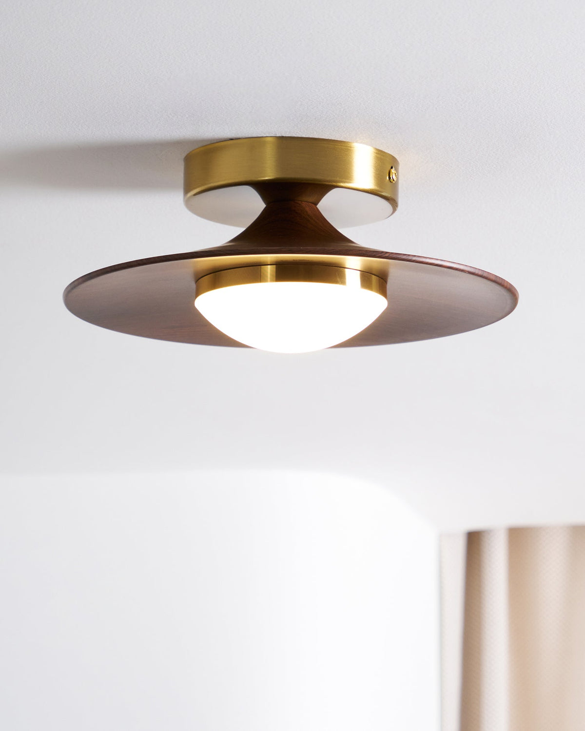 Kompakt LED-loftslampe til planmontering med moderne valnødde- og gulddesign
