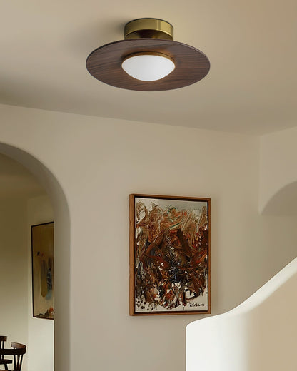 Kompakt LED-loftslampe til planmontering med moderne valnødde- og gulddesign