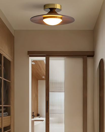 Kompakt LED-loftslampe til planmontering med moderne valnødde- og gulddesign