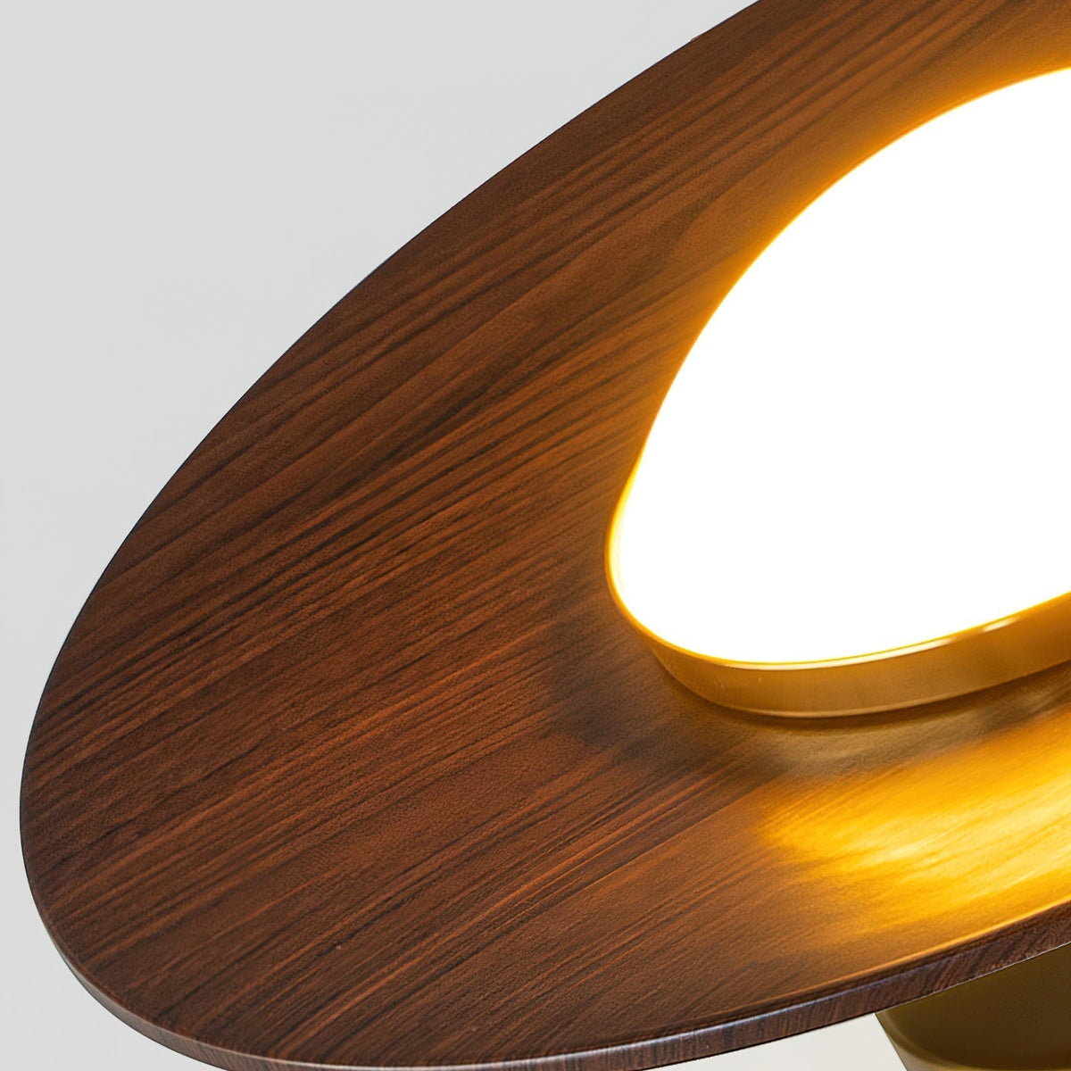 Kompakt LED-loftslampe til planmontering med moderne valnødde- og gulddesign