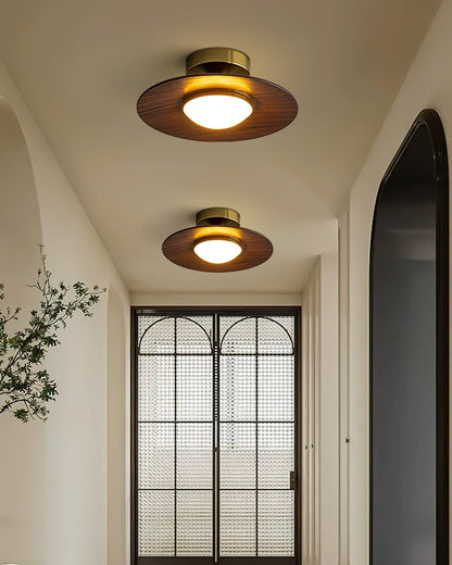 Kompakt LED-loftslampe til planmontering med moderne valnødde- og gulddesign