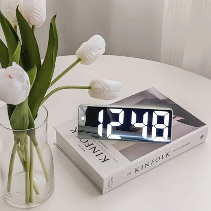 Sveglia digitale con luce che simula l'alba, funzione snooze e display digitale