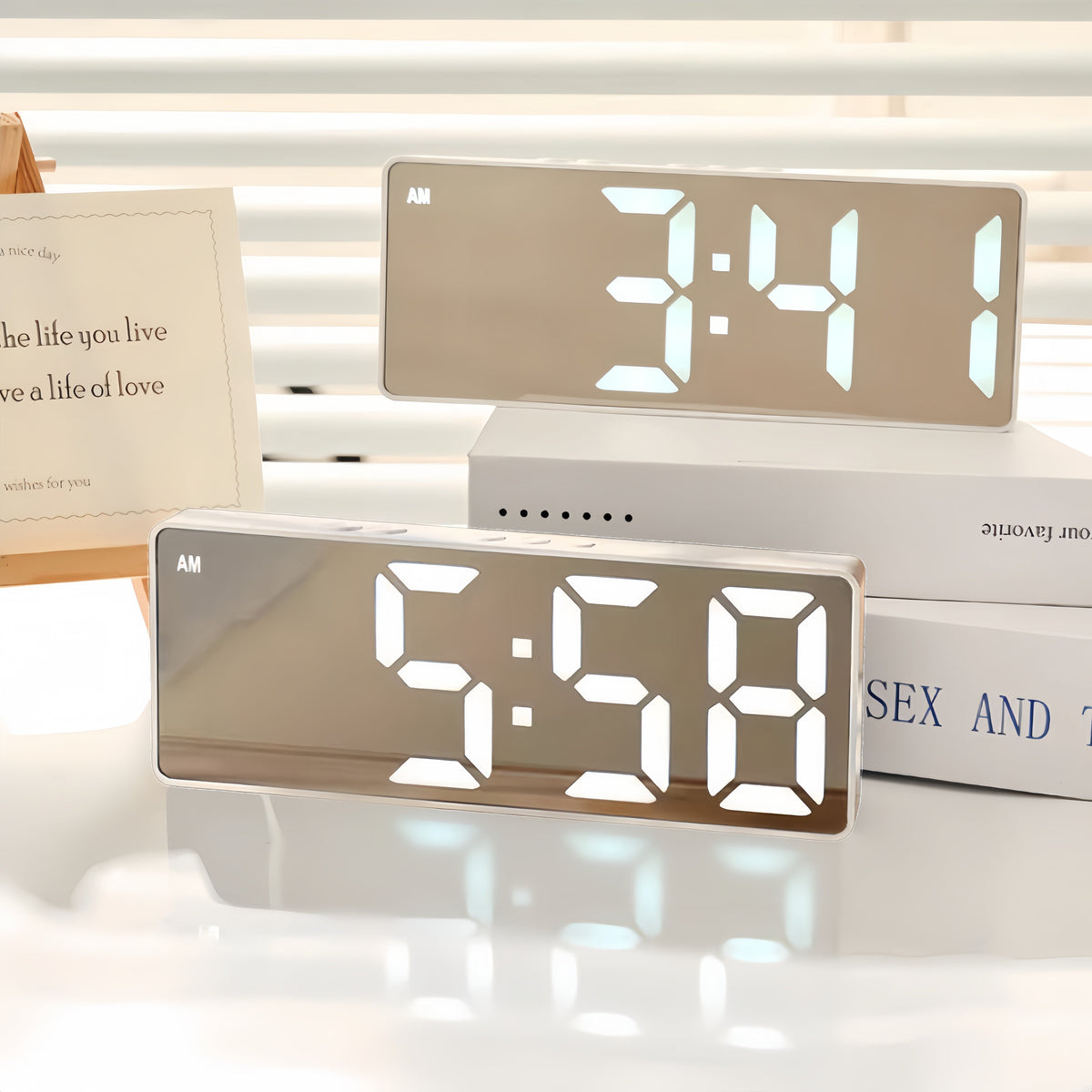 Sveglia digitale con luce che simula l'alba, funzione snooze e display digitale