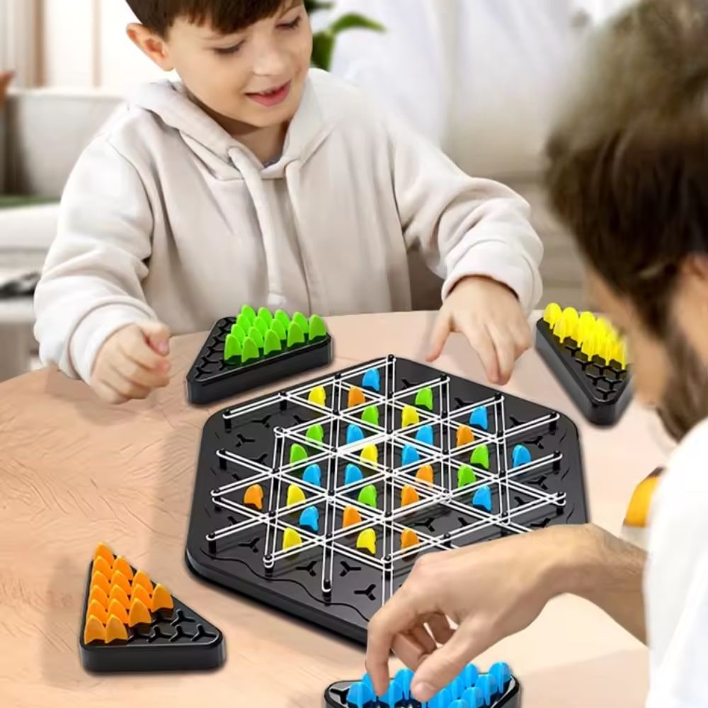 Sammenklappeligt trekantet strategibrætspil til familien