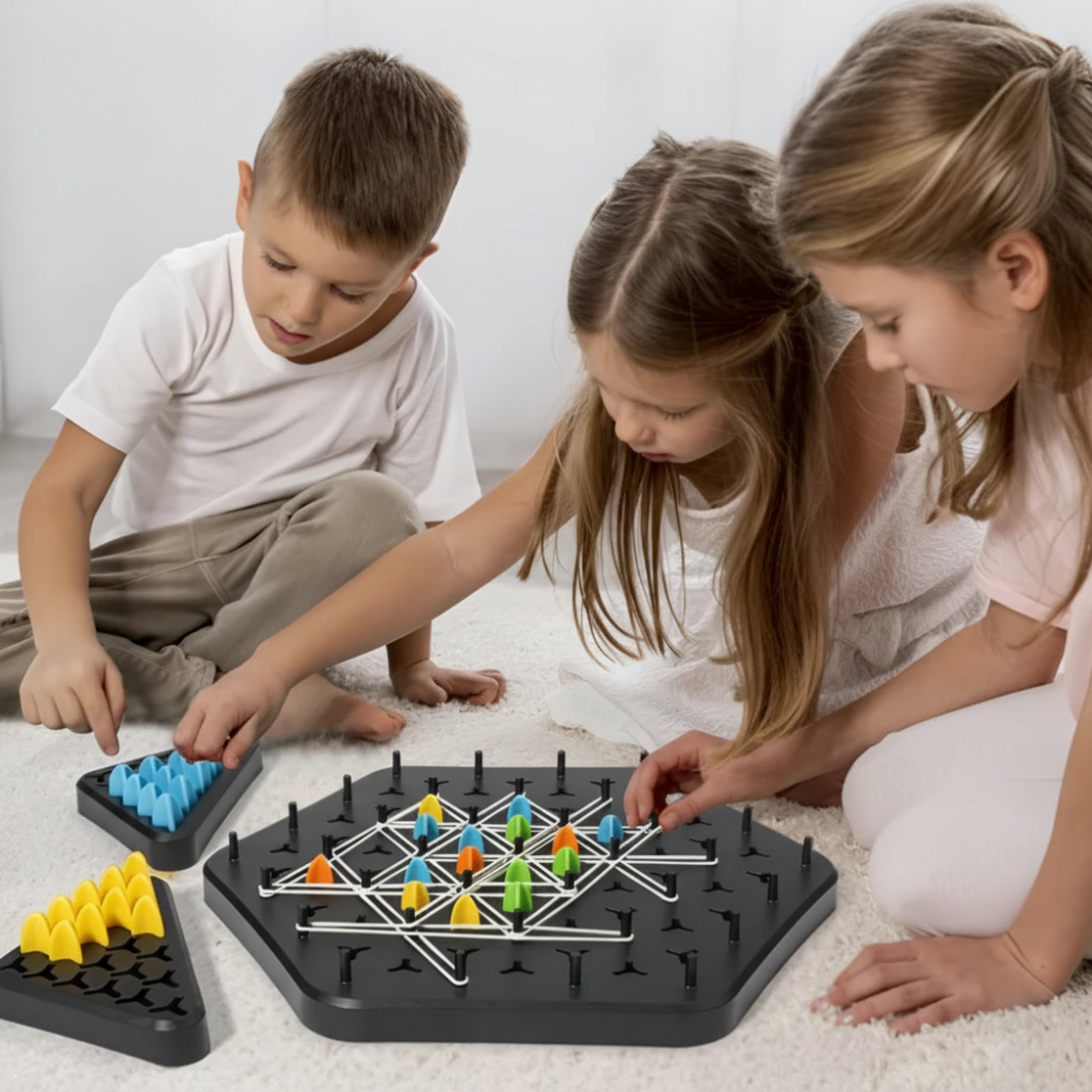 Sammenklappeligt trekantet strategibrætspil til familien