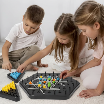 Sammenklappeligt trekantet strategibrætspil til familien