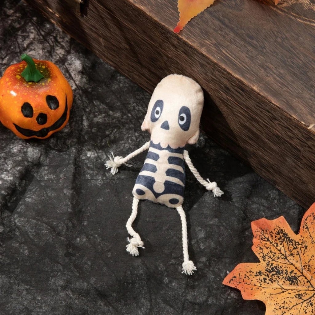 Blødt Halloween-kattelegetøj med spøgelsesdesign og katteurt til interaktiv leg