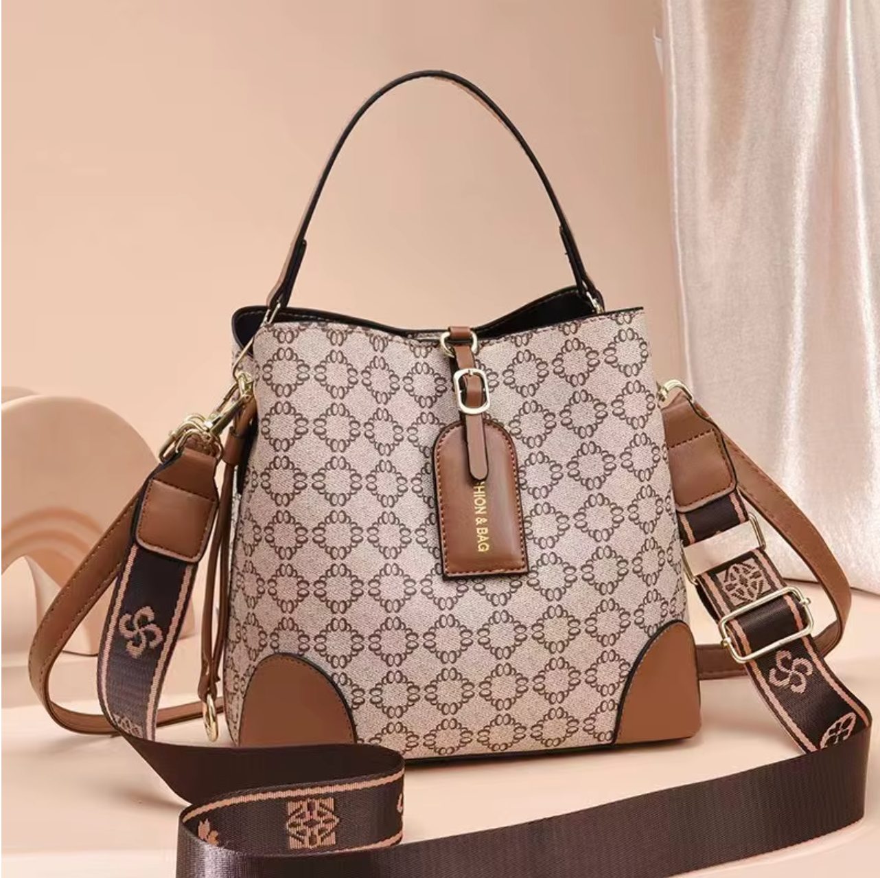 Large Capacity Handbag Adjustable Strap Smooth Zipper Structured Vintage Print Shoulder Bag