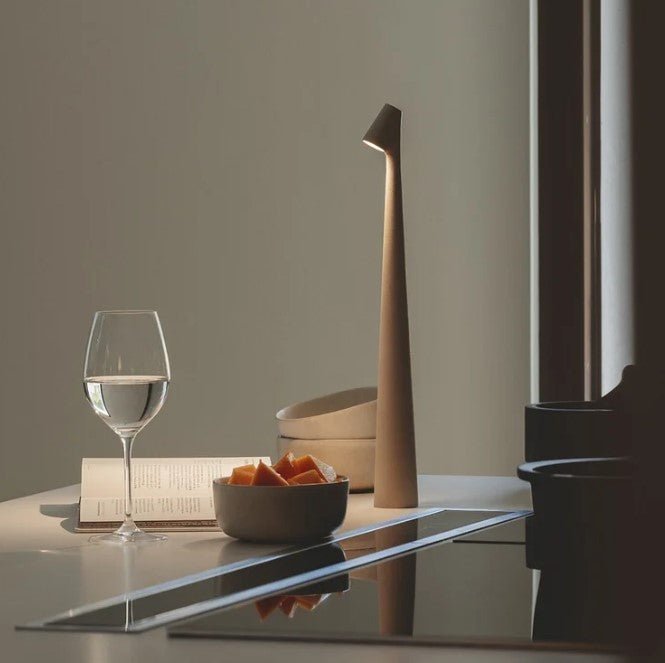 Lampada da tavolo portatile ricaricabile, luce LED senza cavo con luminosità regolabile