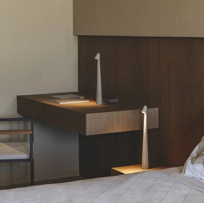 Lampada da tavolo portatile ricaricabile, luce LED senza cavo con luminosità regolabile