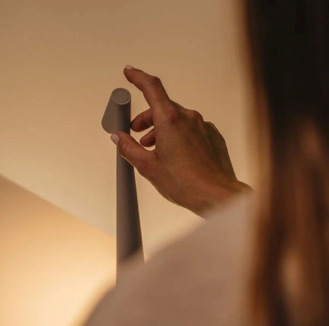 Lampada da tavolo portatile ricaricabile, luce LED senza cavo con luminosità regolabile