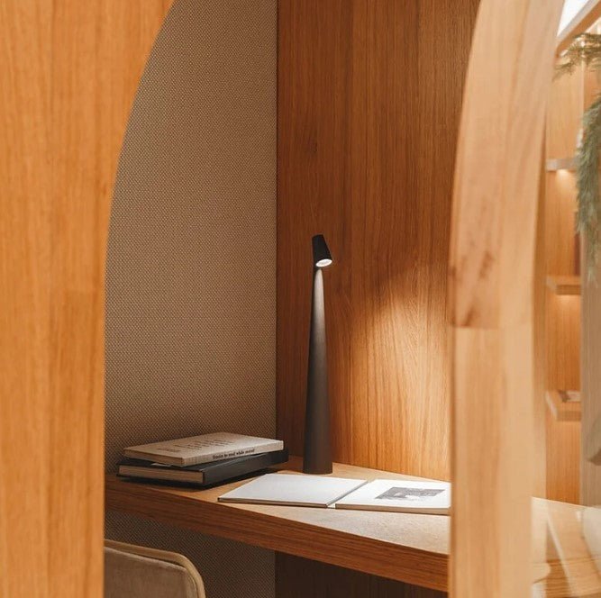 Lampada da tavolo portatile ricaricabile, luce LED senza cavo con luminosità regolabile