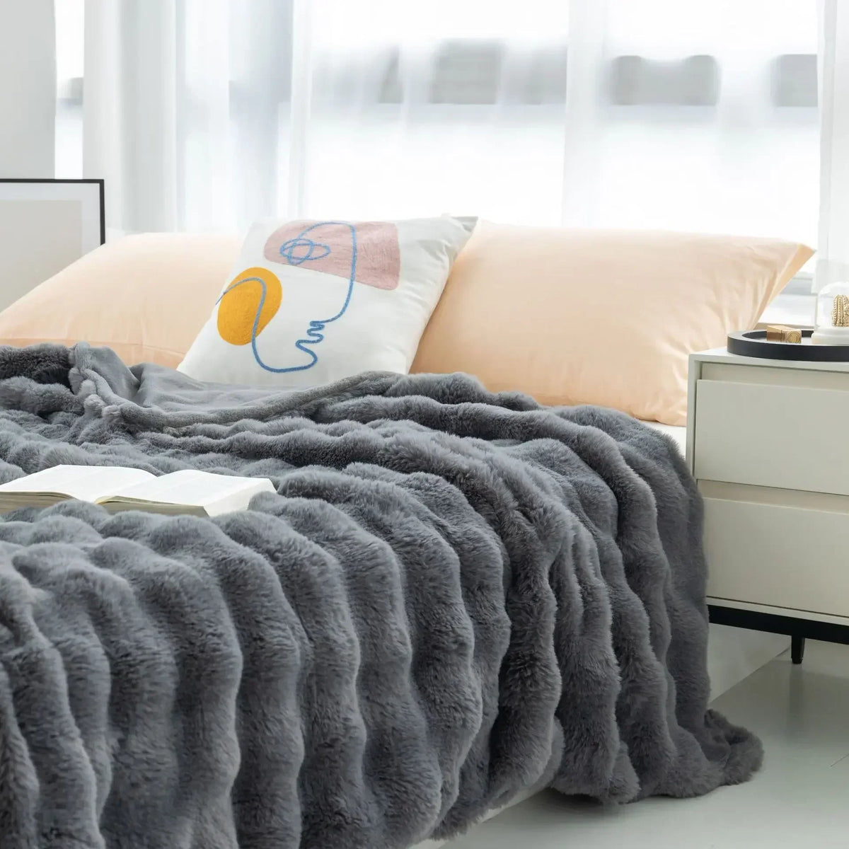 Vendbart tekstureret plaid med blødt kaninpelslook til sofa eller seng, dekorativt boligtilbehør