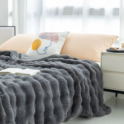 Vendbart tekstureret plaid med blødt kaninpelslook til sofa eller seng, dekorativt boligtilbehør
