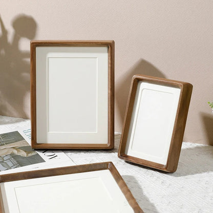 Rund træfotoramme med minimalistisk design til væg eller bord