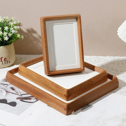 Rund træfotoramme med minimalistisk design til væg eller bord