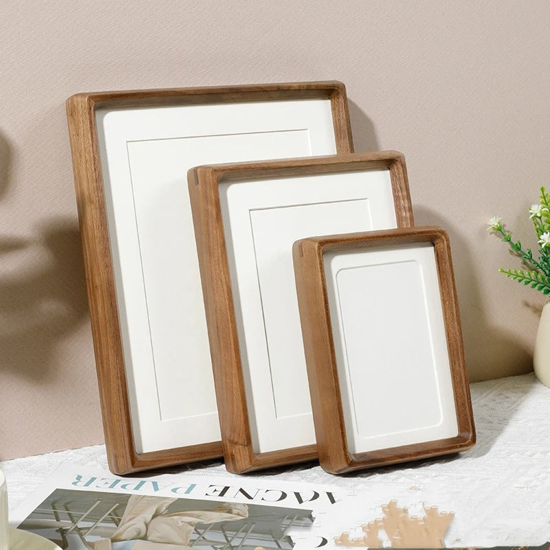 Rund træfotoramme med minimalistisk design til væg eller bord