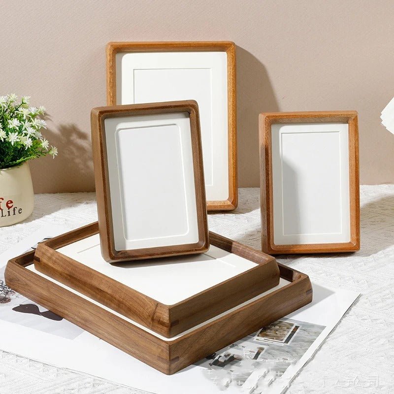 Rund træfotoramme med minimalistisk design til væg eller bord