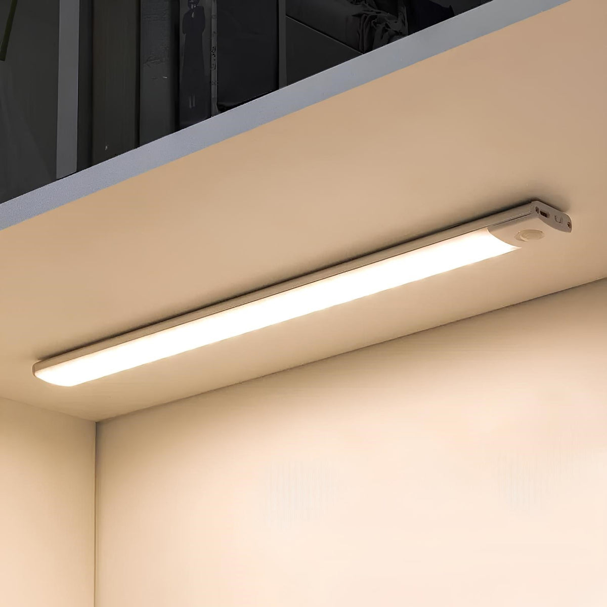 Trådløs genopladelig LED-lysbjælke med bevægelsessensor og dæmpning til indendørs skabs- og garderobebelysning