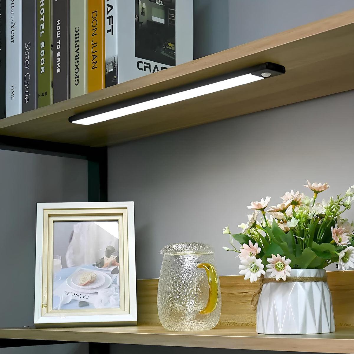 Trådløs genopladelig LED-lysbjælke med bevægelsessensor og dæmpning til indendørs skabs- og garderobebelysning