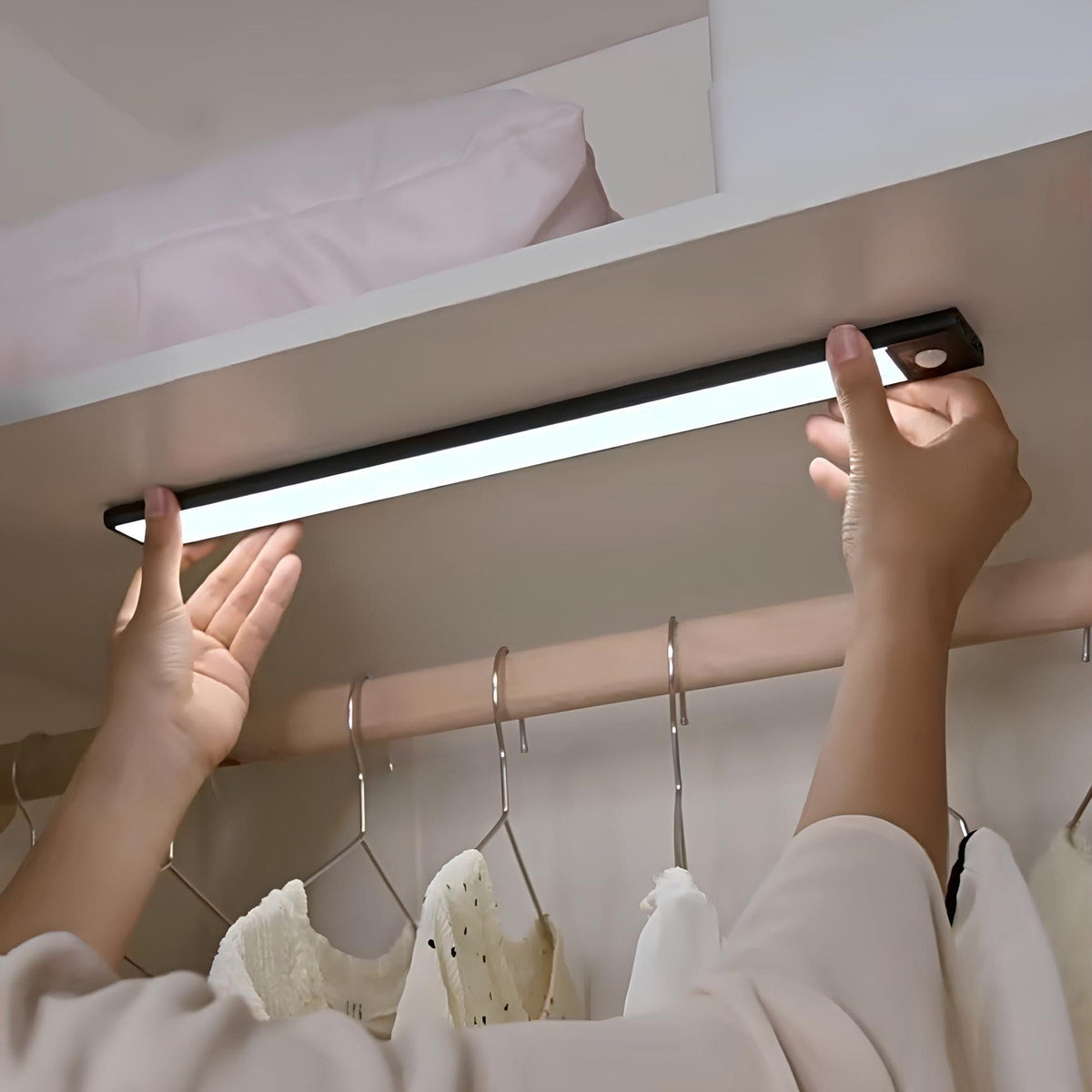 Trådløs genopladelig LED-lysbjælke med bevægelsessensor og dæmpning til indendørs skabs- og garderobebelysning